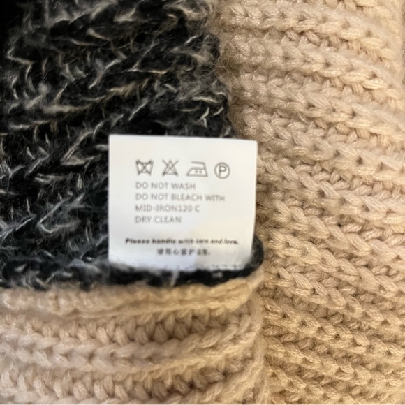 MM&CO. Thick Cable Knit Beige & Dk Gray Button Down V Neck Cardigan Sweater M - Picture 4 of 7